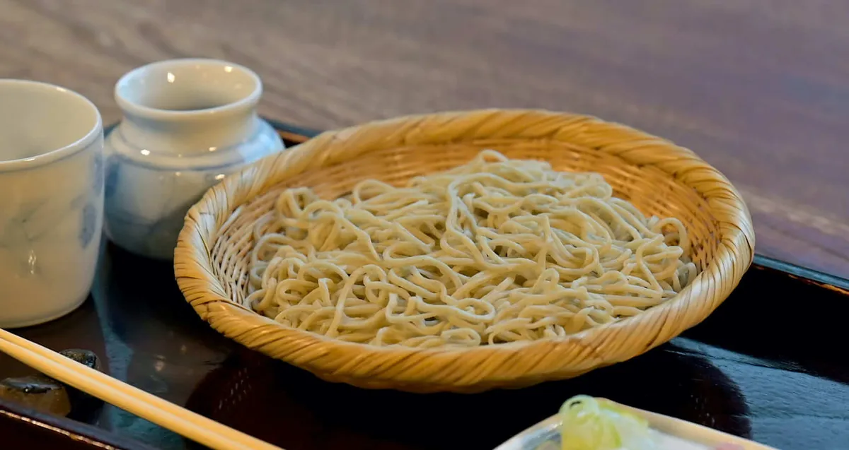 翁の店舗外観と美しい自然の風景